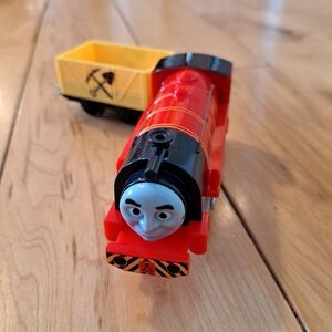 VICTOR W/ YELLOW TOOL CAR!  Thomas Train Motorized Trackmaster